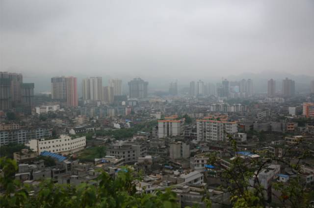 煙雨(yǔ)織金,清秀的姑娘走了來了