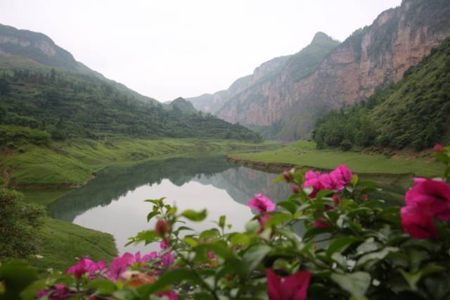 煙雨(yǔ)織金,清秀的姑娘走了來了